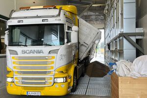 LKW beim Abkippen von Feldfrucht